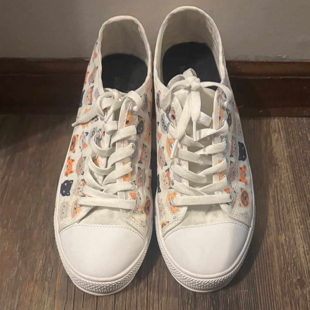 Women’s cat sneakers, size 9. Great condition!